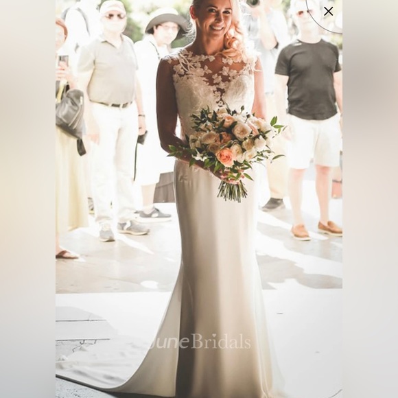 Simple Sheath Jewel Neck Lace Wedding Dress With Appliques - Picture 2 of 4